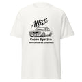 Das Alfisti Cuore Sportivo T‑Shirt von funnydesigns.de verbindet italienische Leidenschaft mit klassischem Automobil‑Design. Der ikonische Schriftzug „Alfisti Cuore Sportivo“ steht für echte Alfa‑Romeo‑Emotionen: Herz, Klang, Mechanik und puren Fahrspaß.